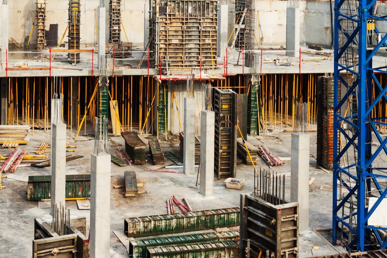 Chantier RECIF — coffrages, poteaux et grue en cours de construction